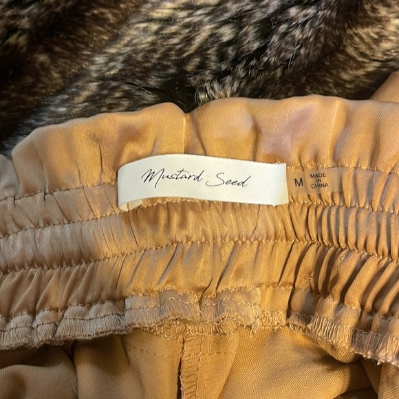 Soft, gold flowy drawstring shorts - Picture 3 of 4